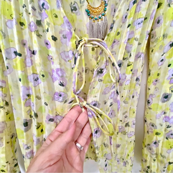 Lemon🍋 fresh sheer pleated Floral boho blouse w shabby chic resort vacay vibe - Picture 5 of 12